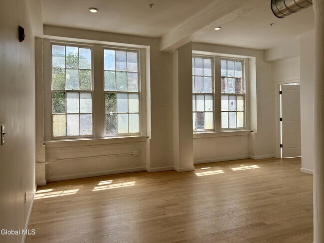 Building Photo - 155 River St