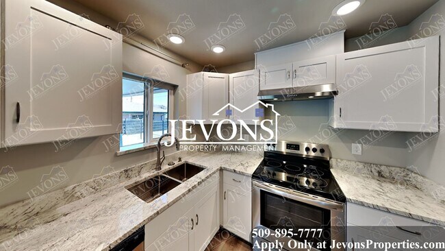 Foto del edificio - Explore this attractive property in Yakima with 3 bedrooms and 1 bathroom