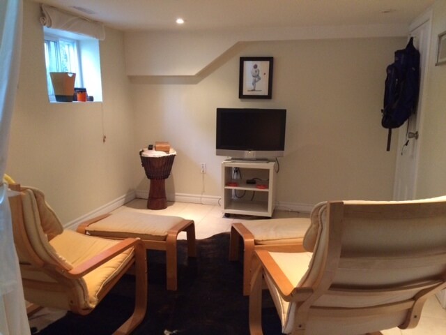 Building Photo - 2A Tiverton Av