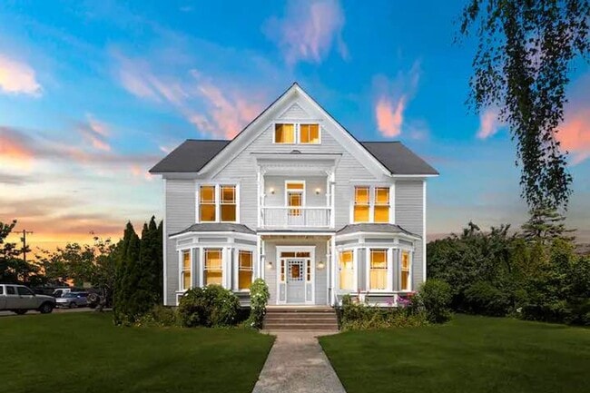 Building Photo - Charming Top-Floor Studio with Scenic Views at The Willows