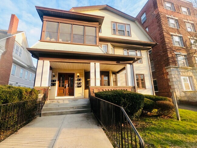 Building Photo - 633 Orange St