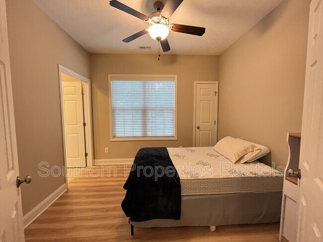 Foto del edificio - 1324 Jordan St