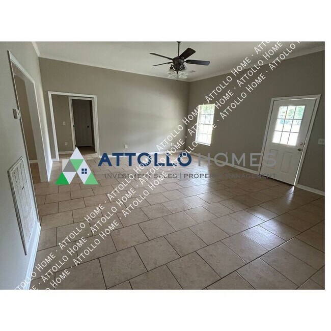 Building Photo - Spacious Brick Home