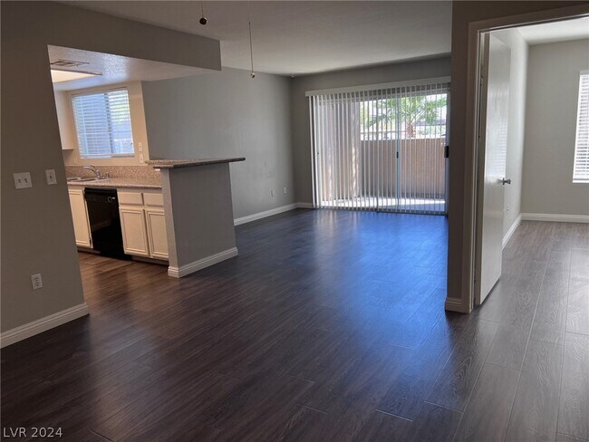 Building Photo - 8070 W Russell Rd