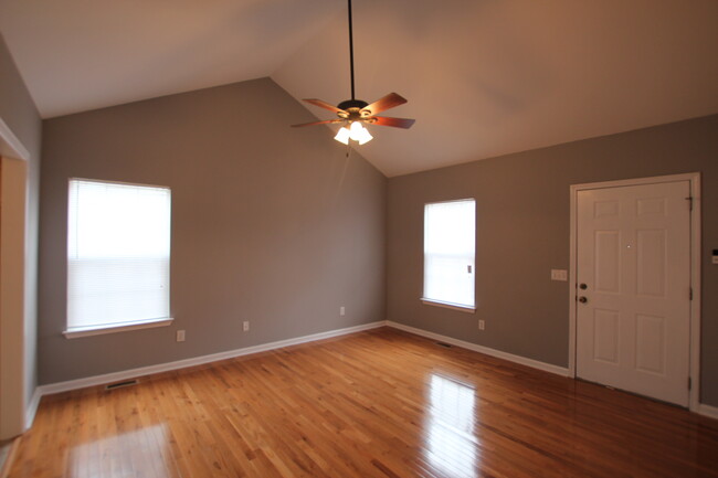 Living room - 100 Rothwood Ct