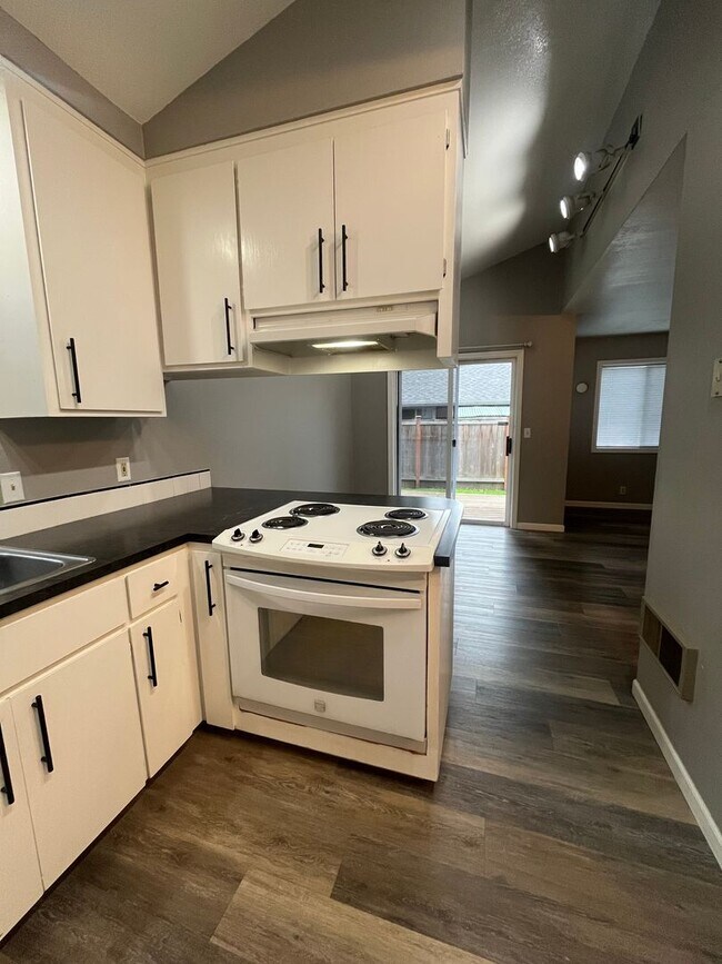 Foto del edificio - 2-Bedroom 1 1/2-Bathroom townhouse style d...