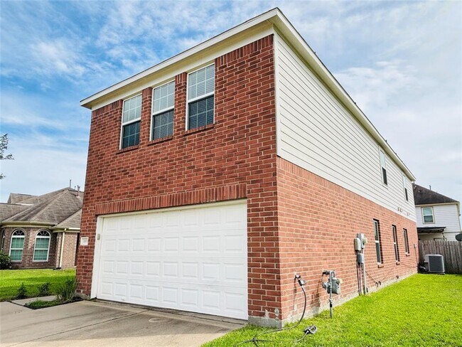Building Photo - 14851 Fir Knoll Way