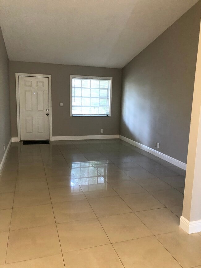 Photo - 599 SW 15th St (Pompano Beach, FL) Apartments