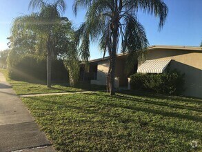 Building Photo - 121 SE Bonita Ct