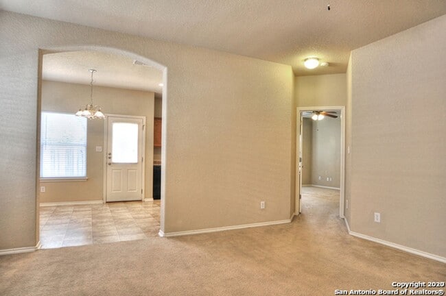 Building Photo - 3 Bedroom 2 bath Windfield Unit 1 Subdivision