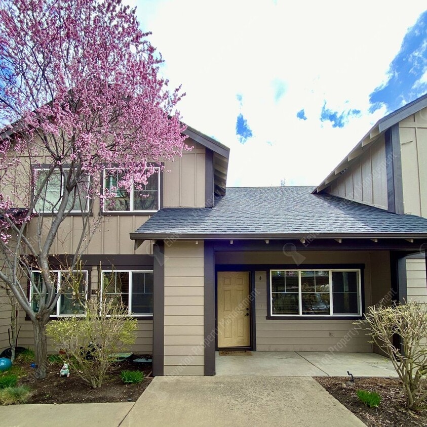 Primary Photo - **AVAILABLE FOR SHOWINGS** Newly renovated...
