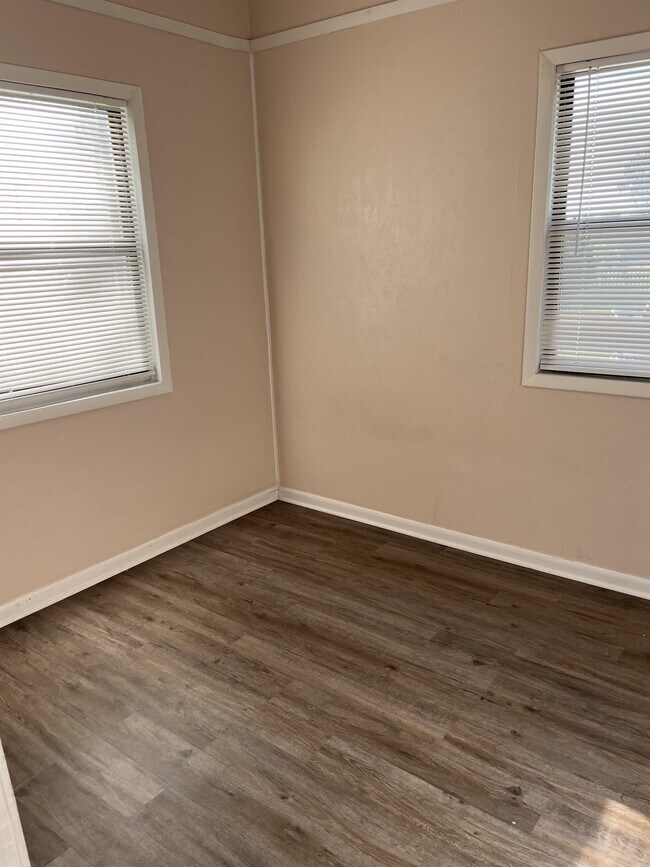 Foto del edificio - 5105 Hollycrest Dr