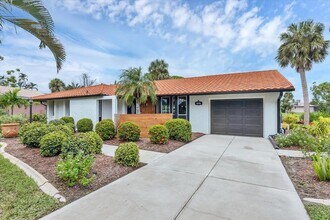 Building Photo - 4696 Pompano St