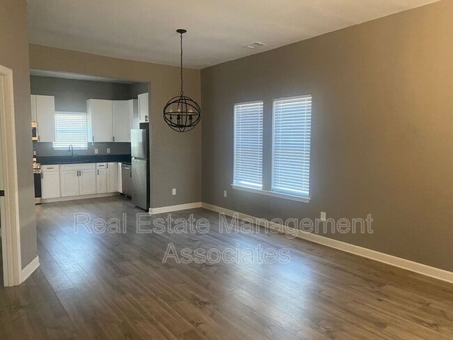 Building Photo - 609 N Hill St