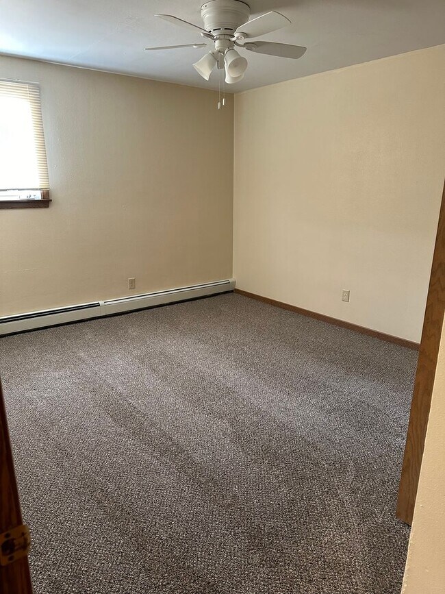 Building Photo - Forestview 1 Bedroom Lower Floor
