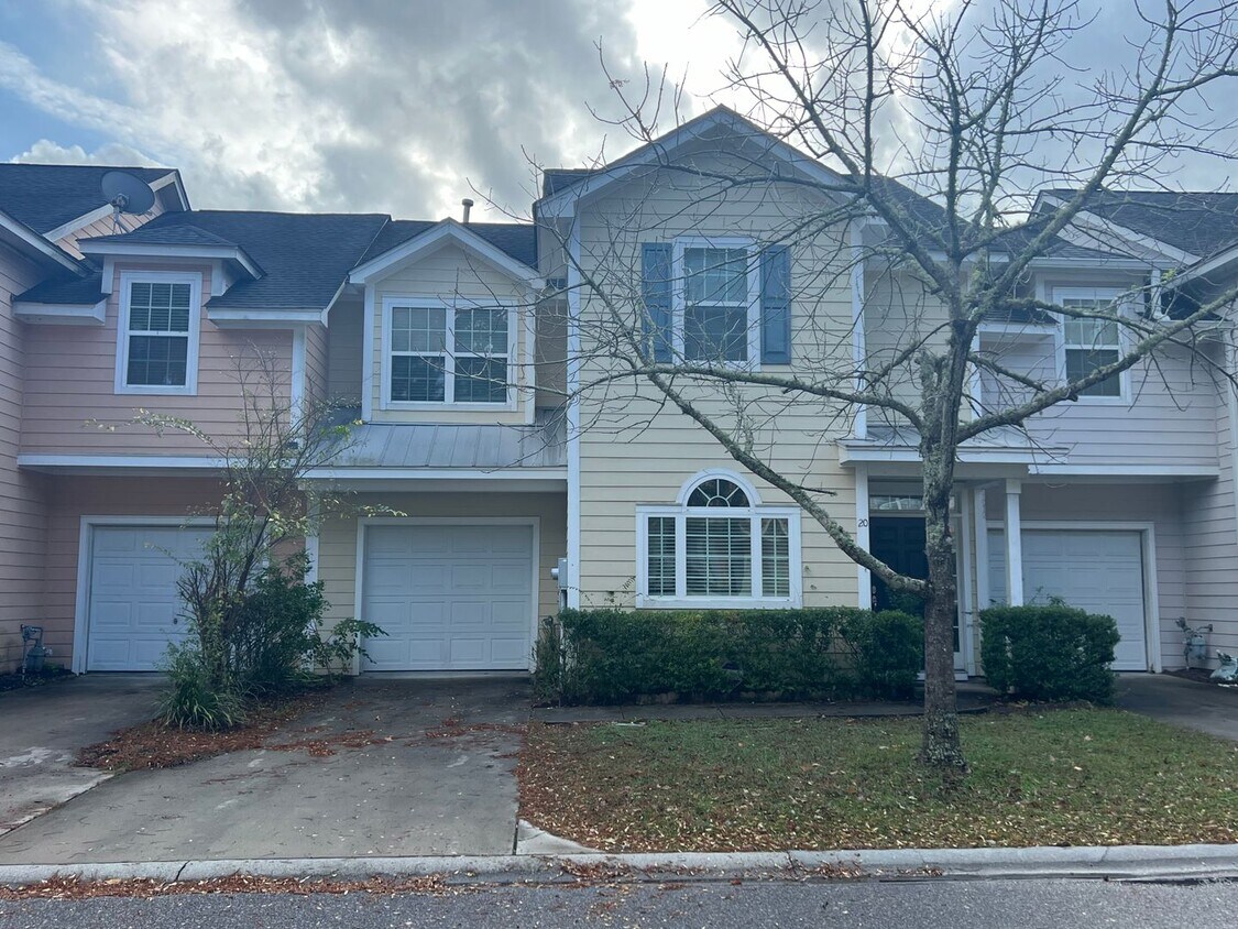 Primary Photo - Wonderful townhome w/ garage in Wellstone