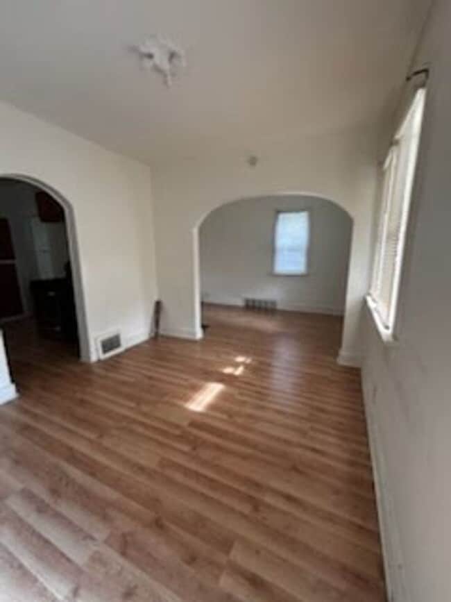 Building Photo - 1020 S 60th St