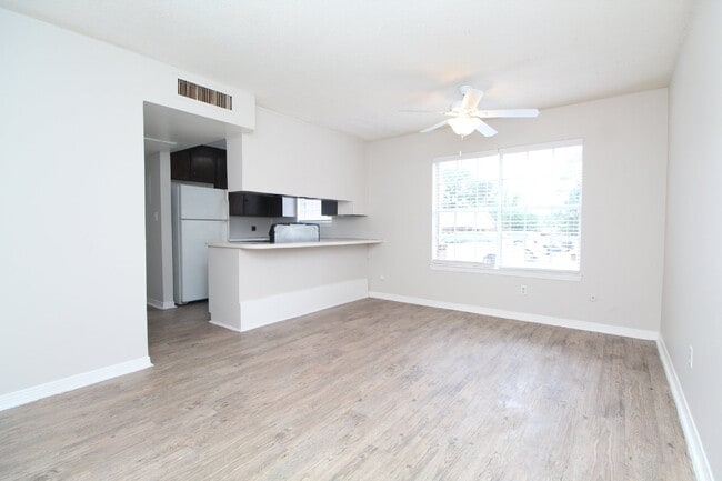 Building Photo - Freshly Updated -Ground-Floor Apartment Near UWF – Available Now!