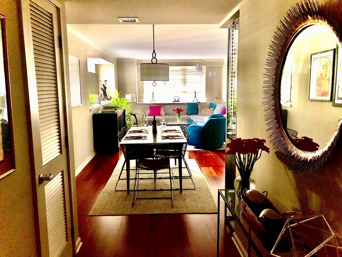 Entry/dining room - 400 Beale St
