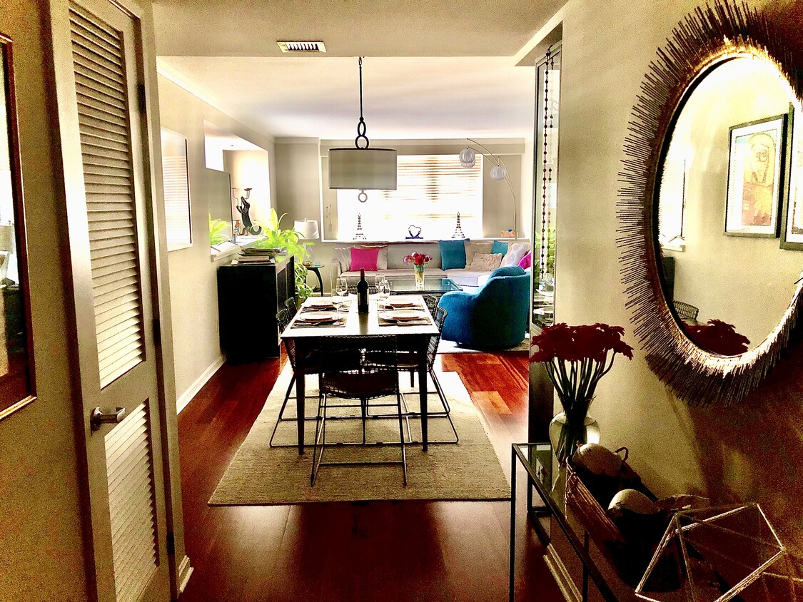 Entry/dining room - 400 Beale St