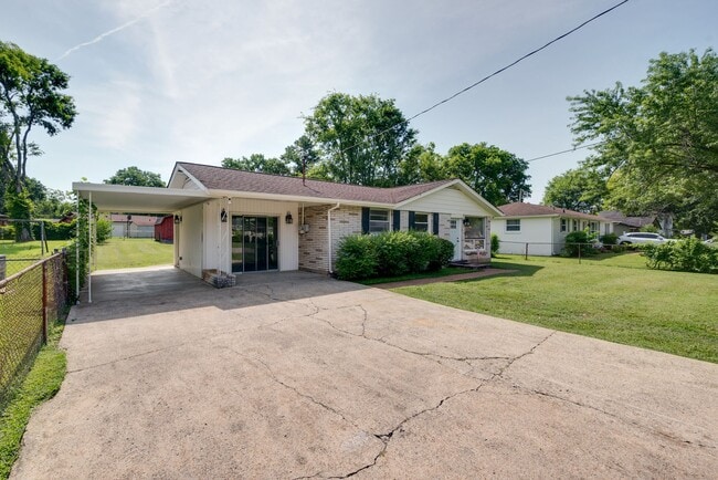 Building Photo - 3234 Moorewood Dr