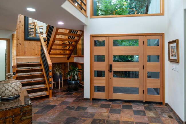 Building Photo - Stunning 3BR, 3.5BA home designed by famou...