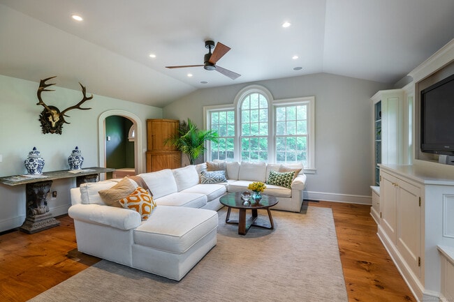 Foto del edificio - 1 W Woods Rd