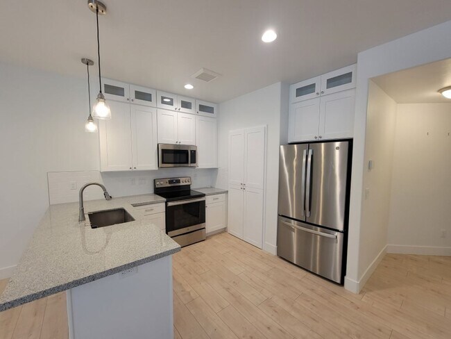 Building Photo - 3 bed, 2.5 bath townhome w/bonus room in S...