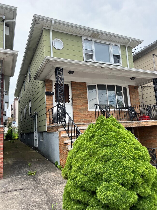 Building Photo - 220 6th St