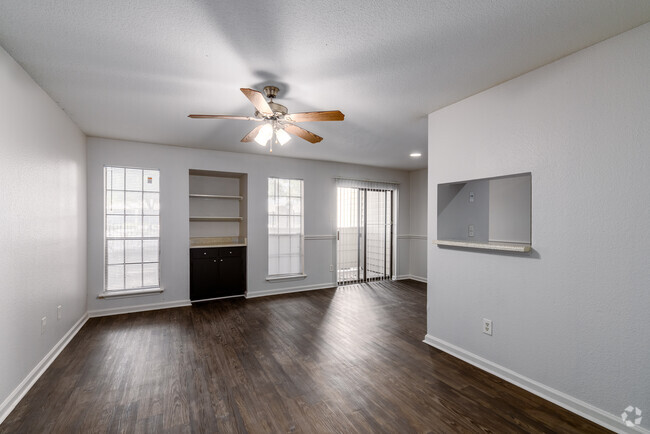 1BR, 1BA - 689SF - Living Room - Magnolia Court