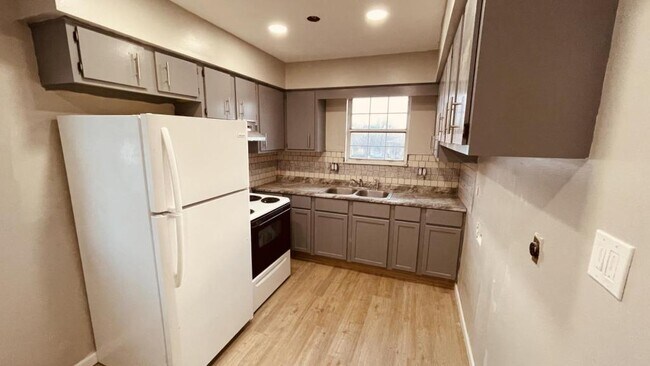 Building Photo - 1410 VILLA CT - B