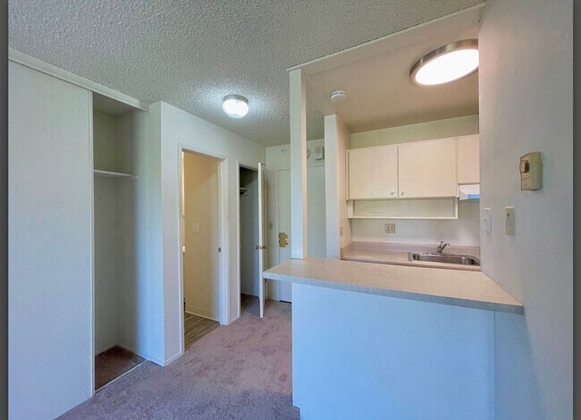 Foto del edificio - $500 OFF FIRST MONTH RENT!!! AVAILBLE NOW! TOP FLOOR Condo Available in Watergate Community/Emery...
