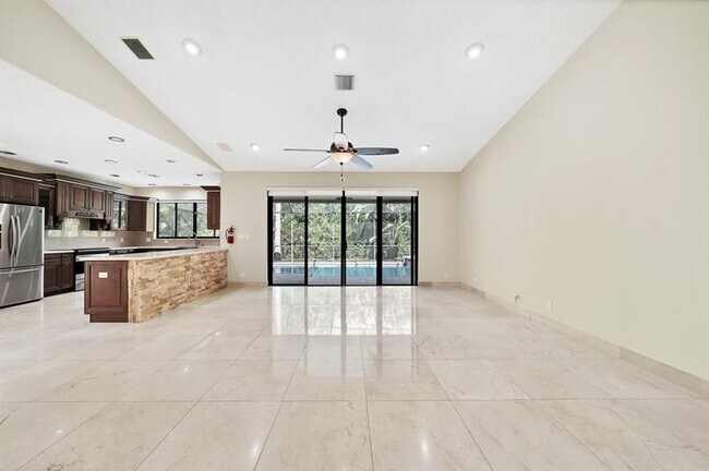Foto del edificio - 645 NW 102nd Ave