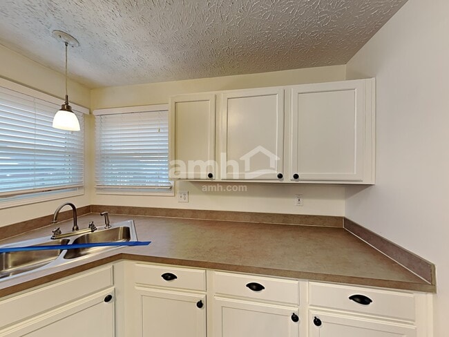 Building Photo - 5881 O'Reily Dr