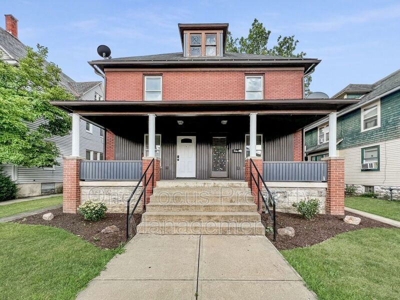 Primary Photo - 825 Park Ave