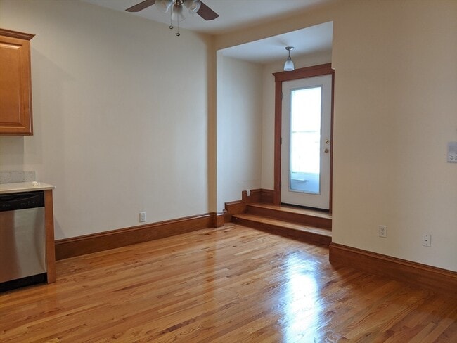 Building Photo - 534 E 7th St