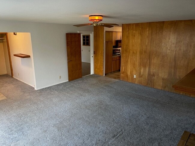 Building Photo - Large 3 bed 2 bath house