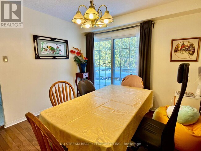 Photo du bâtiment - 653-653 Village Pkwy