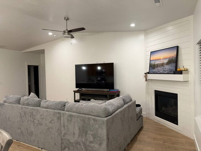 Foto del edificio - 695 E Vis Ln