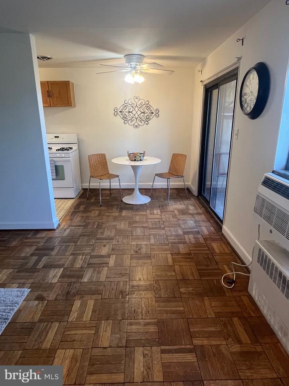 Foto del edificio - 1587 N Colonial Terrace