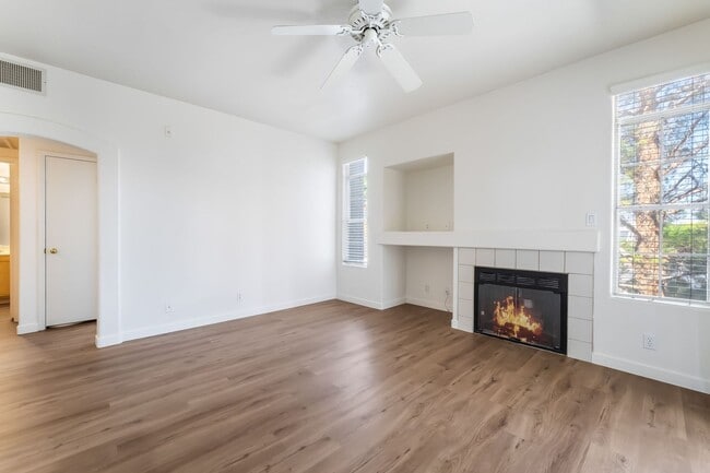 Building Photo - 2 bedroom remodeled condo in the Henderson...