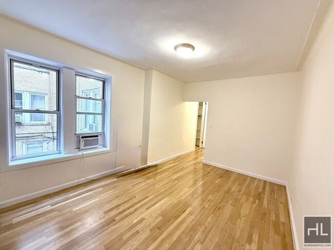 Foto del edificio - W 13 ST/6th Ave Well-Kept Open Plan 1BR with Elevator, Laundry & NO Broker's Fees!