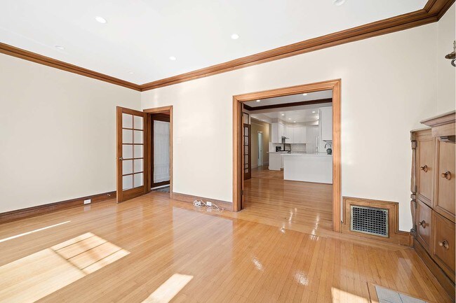 Building Photo - Gleaming Central Richmond Flat