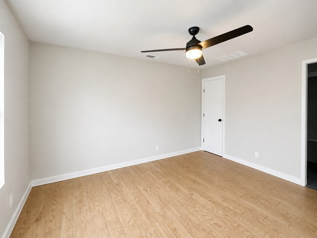 Foto del edificio - AVAILABE NOW ; APPLY TODAY AT OUR WEBSITE!!