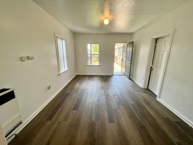 Building Photo - Walk to Beach, W/D, Shared Yard, Parking, No Pets