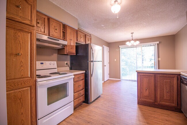 Building Photo - 724 Pear Tree Cir
