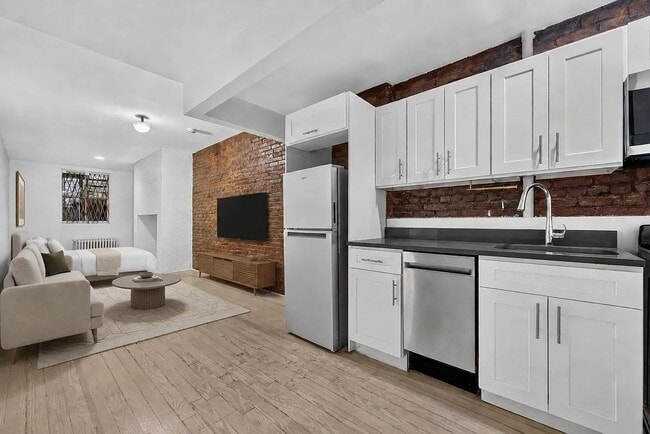 Building Photo - 318 W 14th St