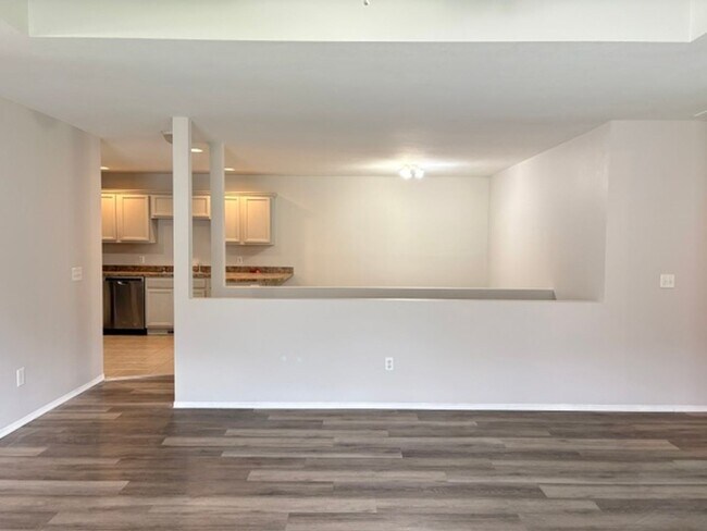 Building Photo - Ozark~ 4 bedroom walkout basement duplex for rent!