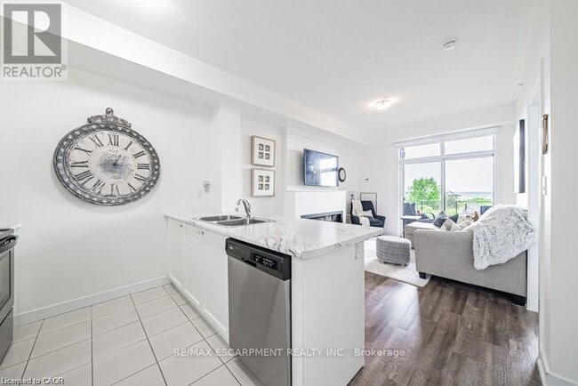 Building Photo - 35 Southshore Cres