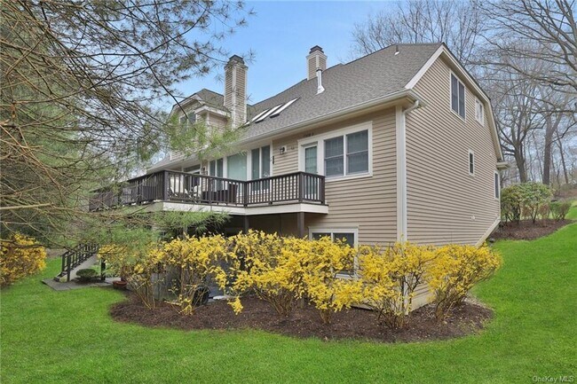 Building Photo - 2 Holly Knolls